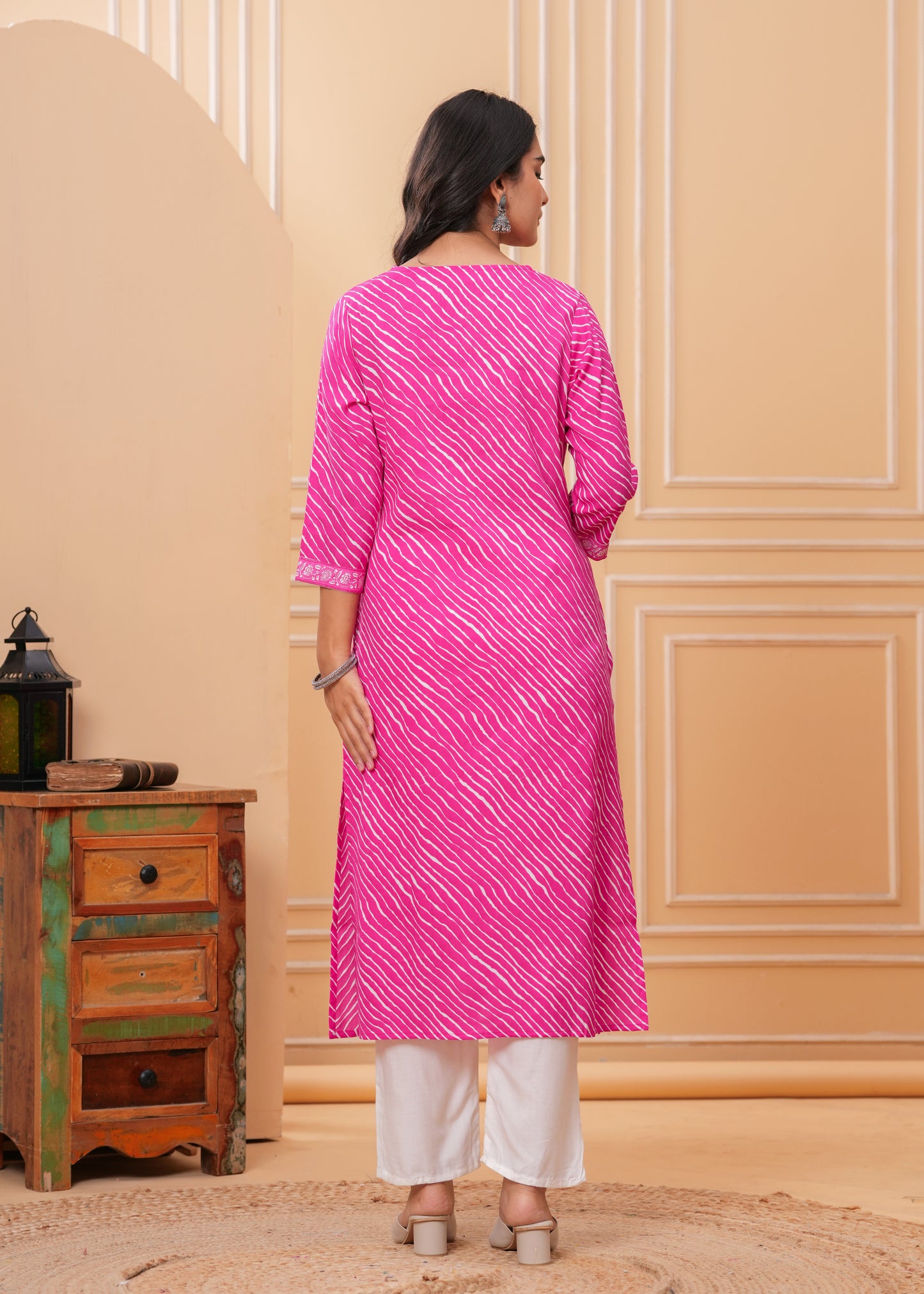 Veshviti Women Pink Leheriya Print Straight Kurta Set with Pants | V-Neck Ethnic Wear