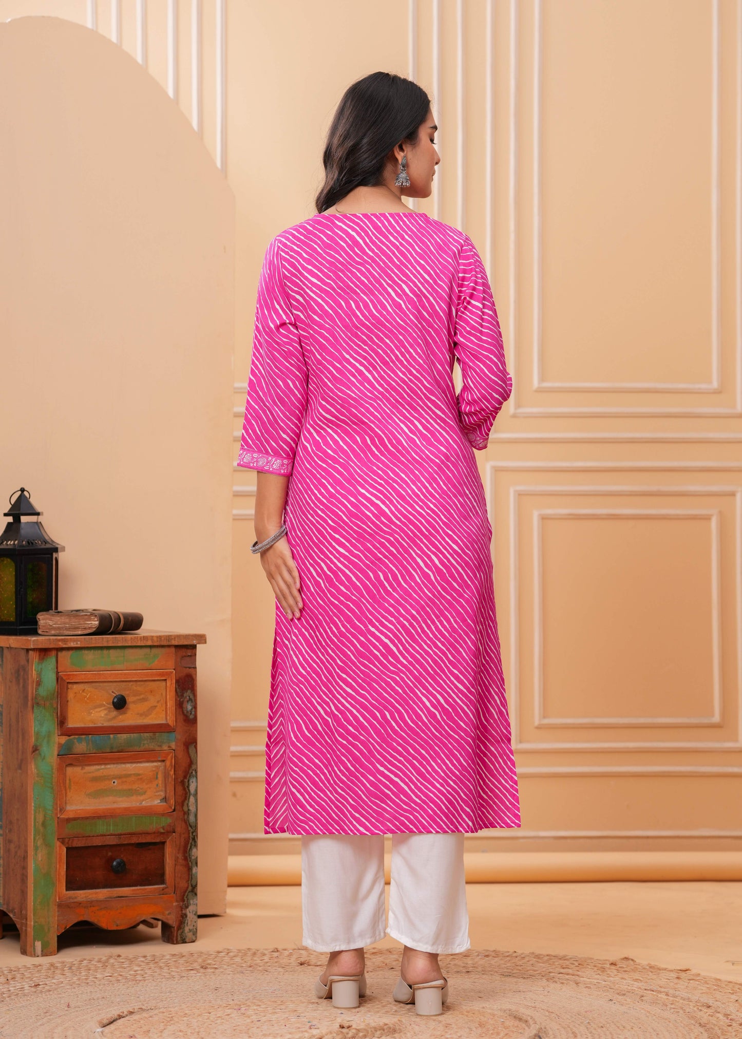 Women Pink Cotton Leheriya Print Straight Kurta with V-Neck & 3/4 Sleeves Casual Daily Wear