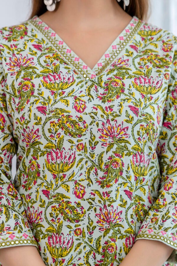 Graceful Bloom Kurta Set - Image 2